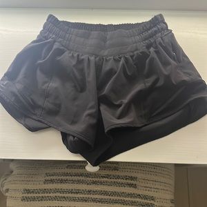 Lululemon Hotty Hot Low-Rise Short 2.5”